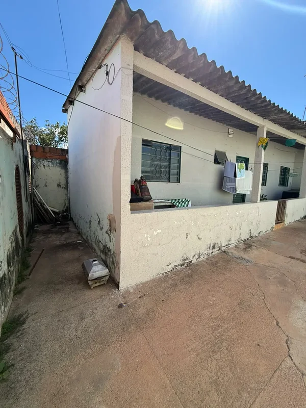 JDM IMOBILIÁRIA VENDE :Excelente casa, com uma kit na lateral. Localizada na QNN...