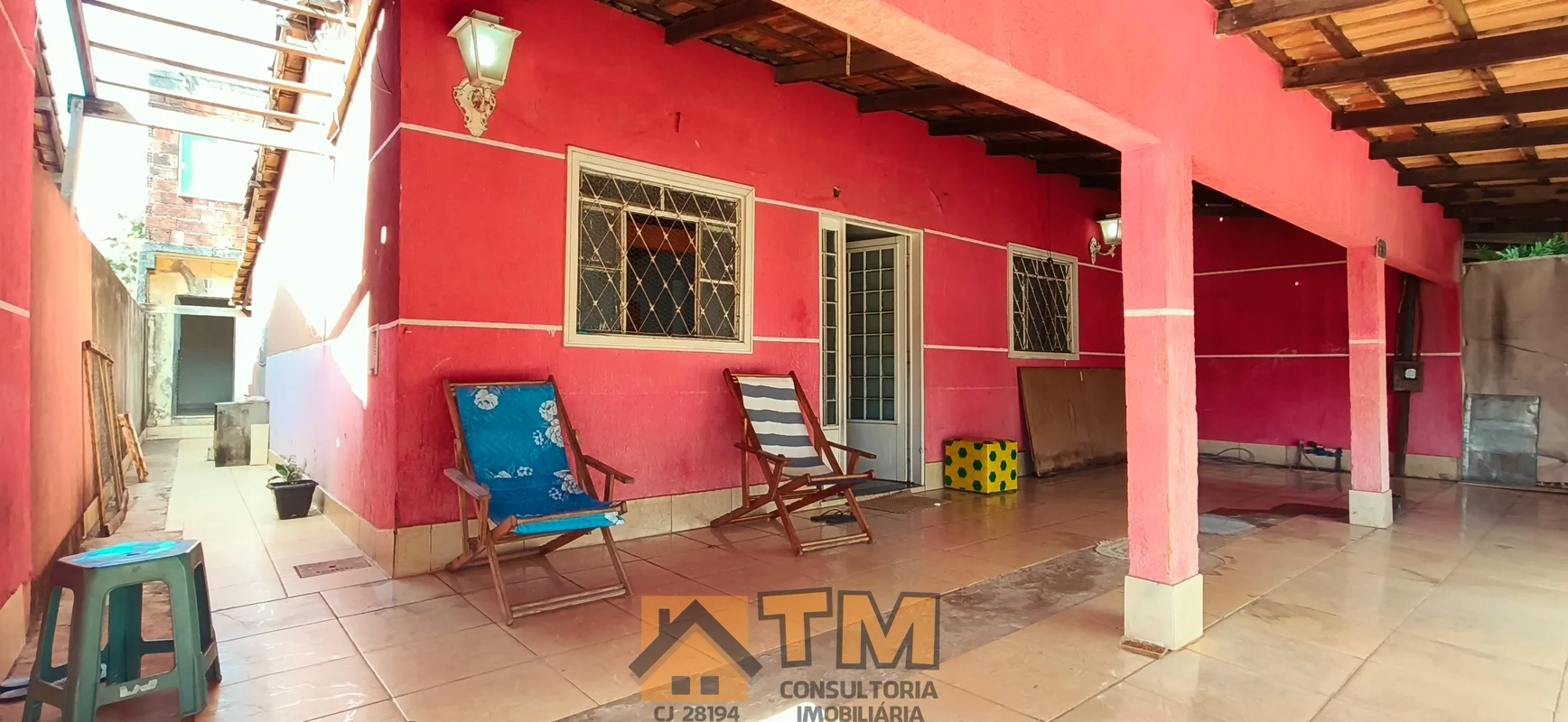 - OPORTUNIDADE- INVESTIR OU MORAR!- CASA COM 3 QUARTOS, MAIS UM SOBRADO NOS FUND...