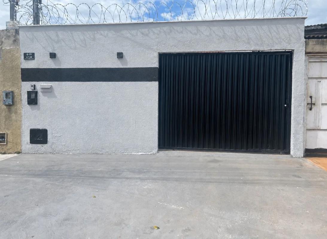 Descubra uma casa acolhedora e moderna na Rua JC 18, no Residencial Jardim Caned...