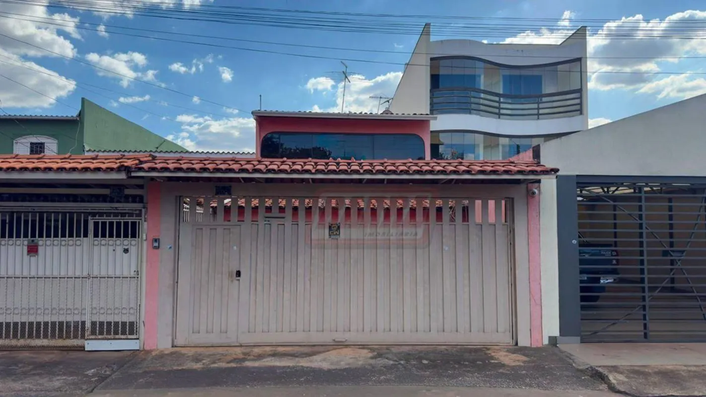 1. Resumo7 Quartos, sendo 3 suítes | Sala de estar e jantar | Cozinha com armári...