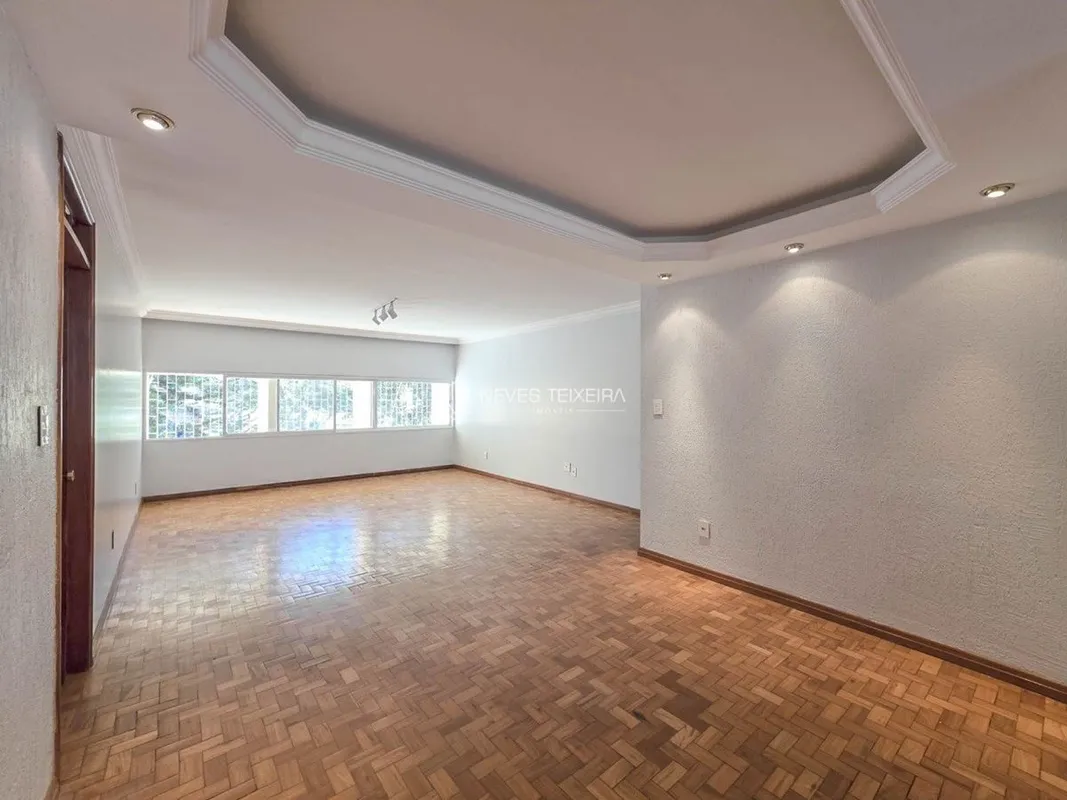NEVES TEIXEIRA IMÓVEIS ALUGAAmplo apartamento na SQS 206 Sul, com 125m², localiz...
