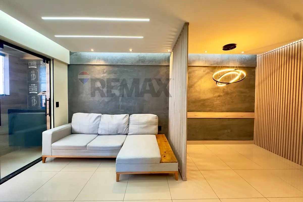 Bem-vindo ao seu novo lar! Este magnífico apartamento reformado está localizado ...