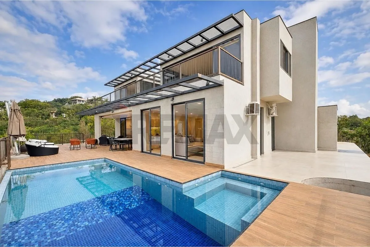 Casa com aproximadamente 450 m² de área construída em terreno de cerca de 3.000 ...