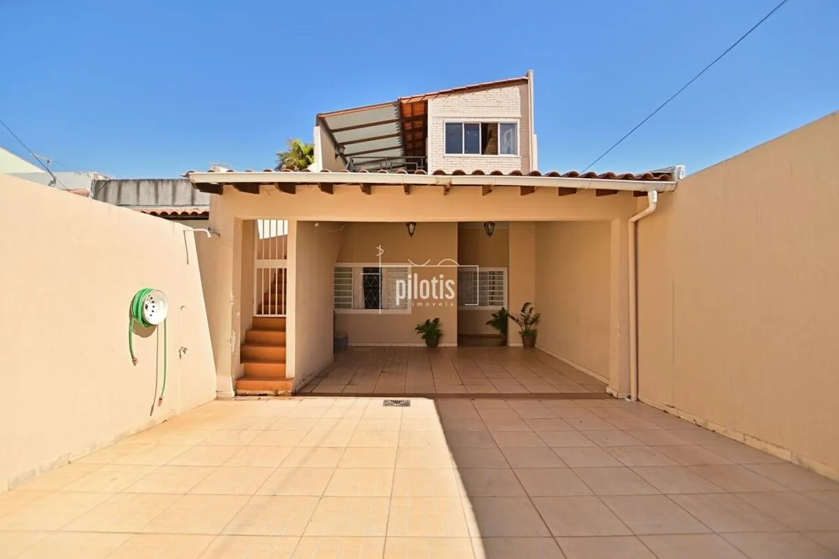 Excelente imóvel, na Quadra 6 do Cruzeiro Velho! Lote vazado, de 120 m². Casa ex...