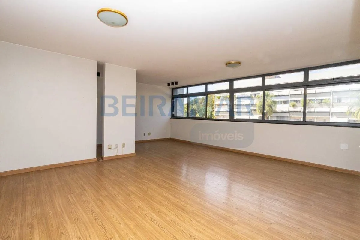 Se você procura um apartamento com planta ampla, excelente localização e grande ...