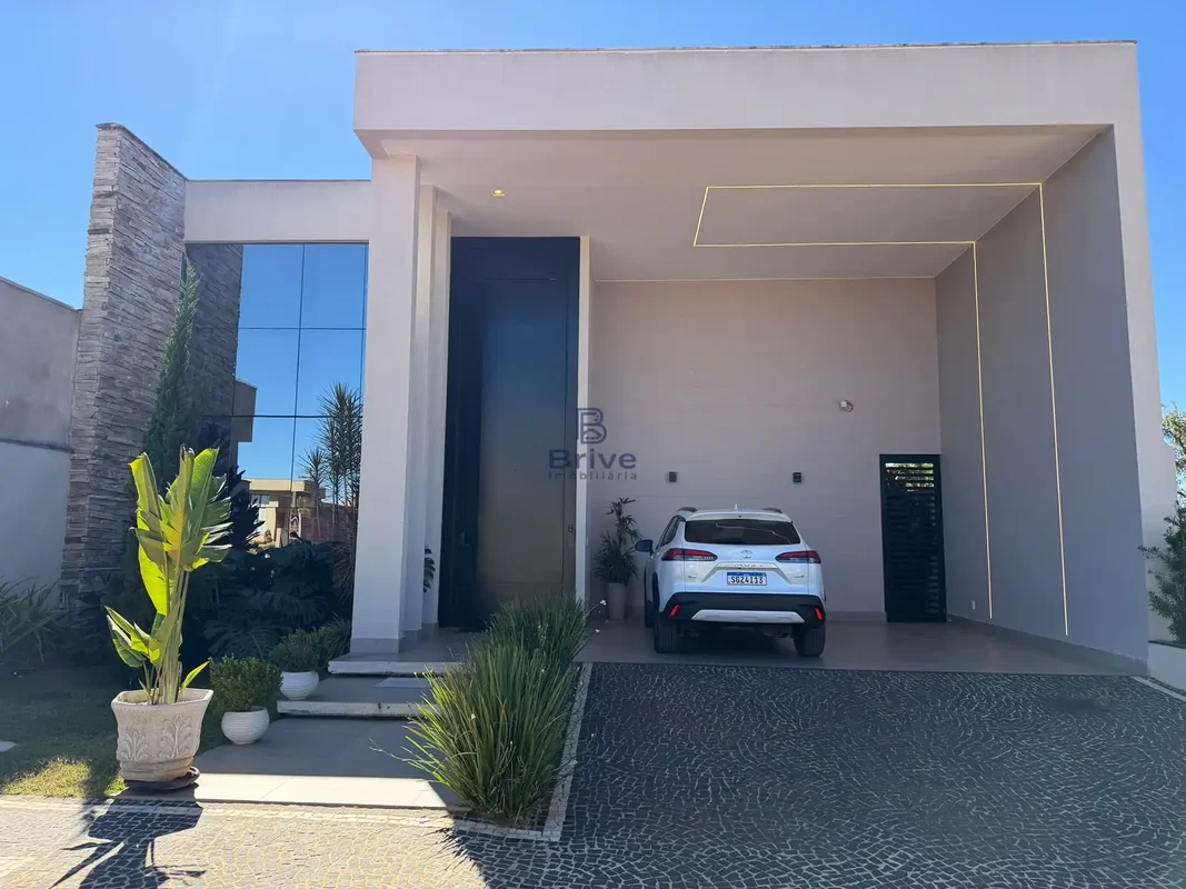 Casa na Ponte Alta Norte, na Rua JK, em condomínio fechado, com projeto contempo...