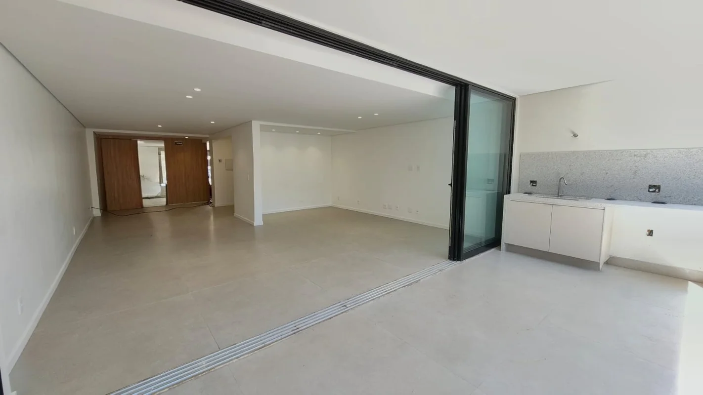 Descubra uma charmosa casa recém reformada no coração da Asa Sul, em Brasília, n...