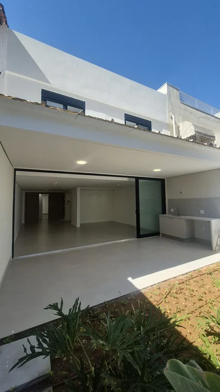 Descubra uma charmosa casa recém reformada no coração da Asa Sul, em Brasília, n...