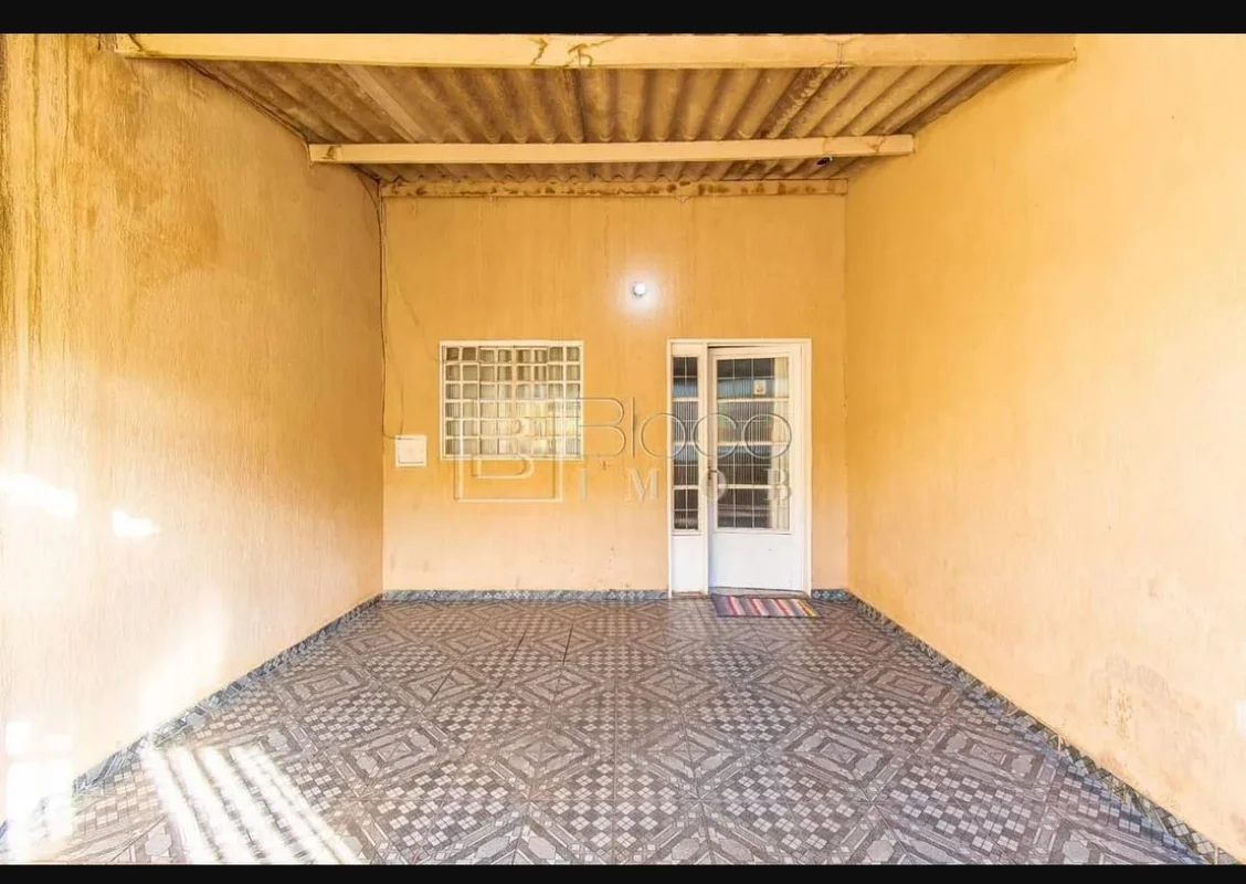 Casa estilo duplex, com escada dentro da casa.Sala +2 quartos, 1 banheiro social...