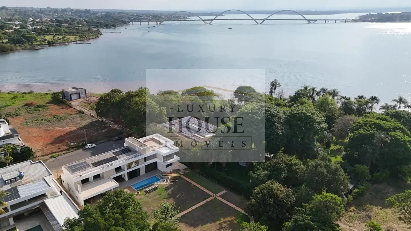 Descubra sua nova casa no coração do Lago Sul, em Brasília: uma residência de al...