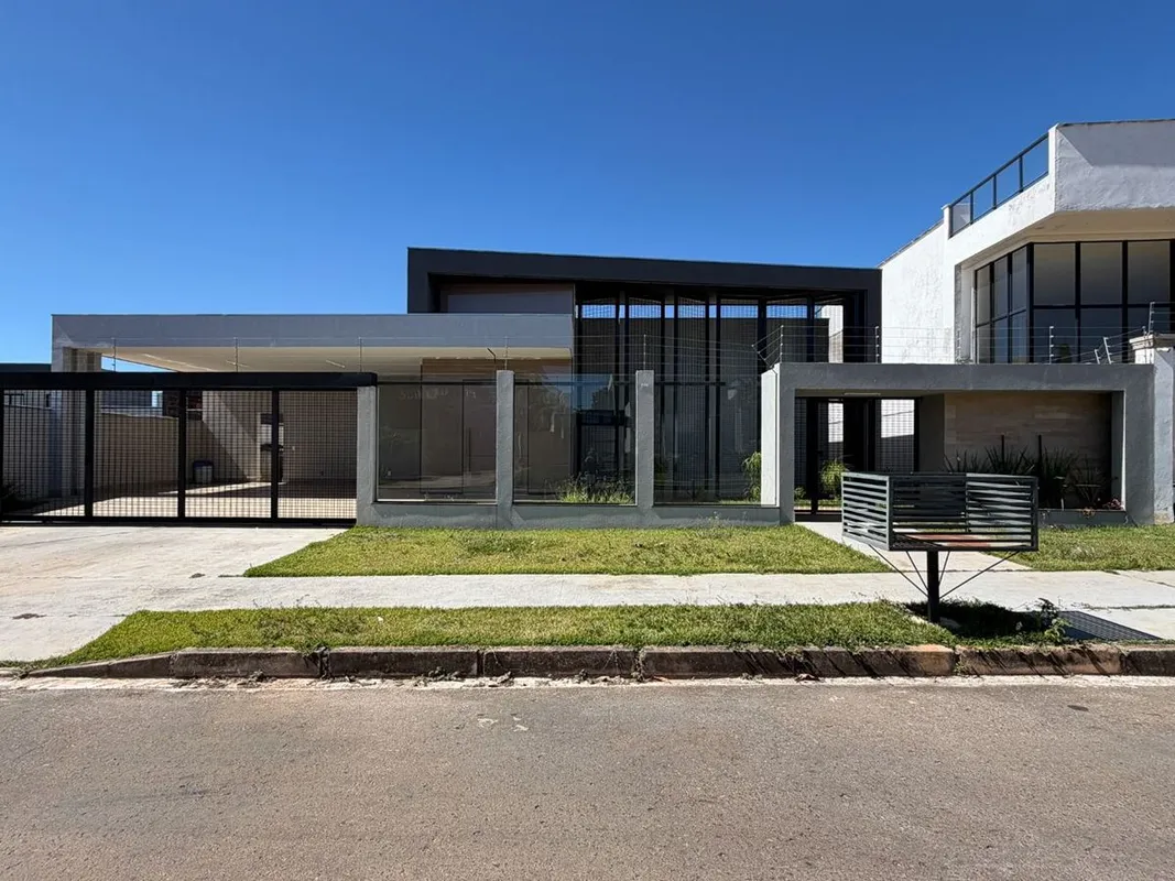 CASA DE ALTO PADRÃO | 4 SUÍTES | PISCINA COM BORDA INFINITA | AMPLA ÁREA VERDE |...