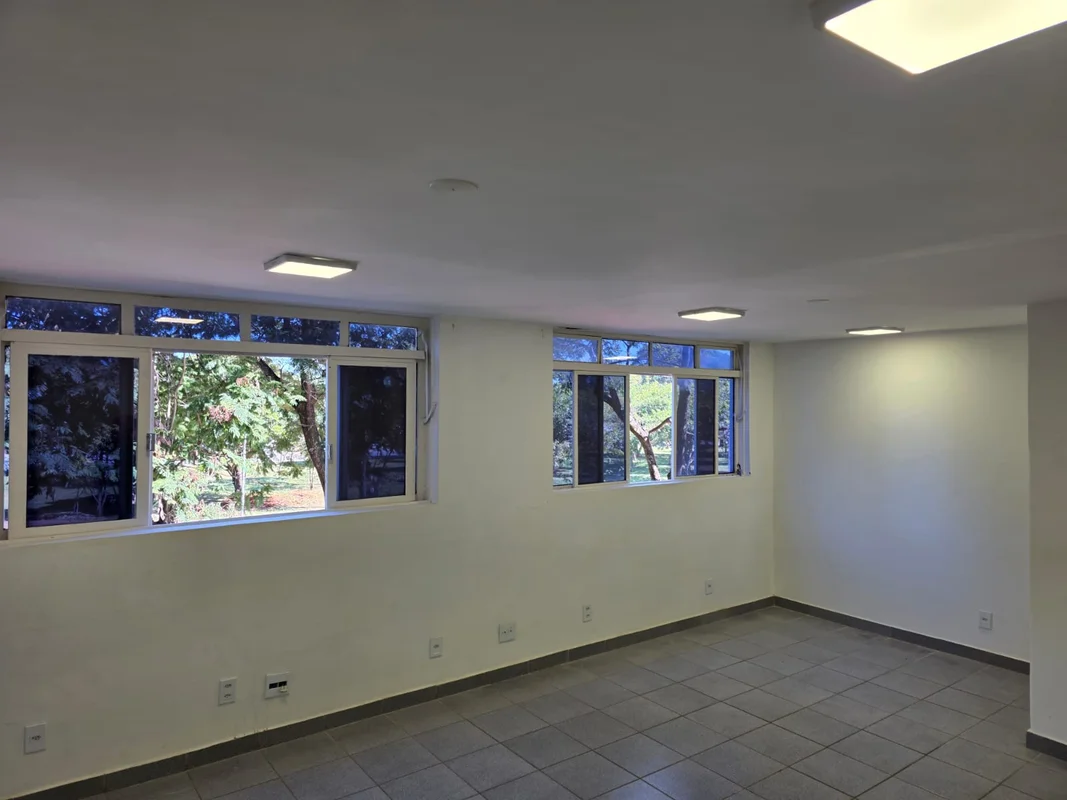 Sala para escritório de 33m2 no Edifício do Incombustíveis na 704/5 norte, de fr...