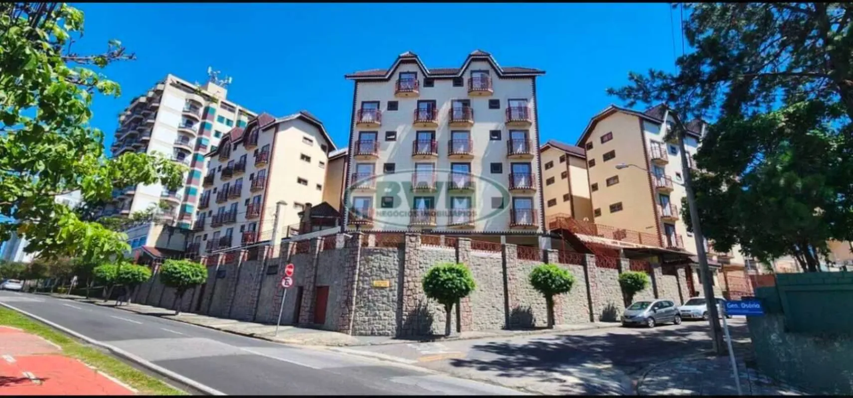 Apartamento duplex com três dormitórios sendo duas suítes, sala dois ambientes, ...