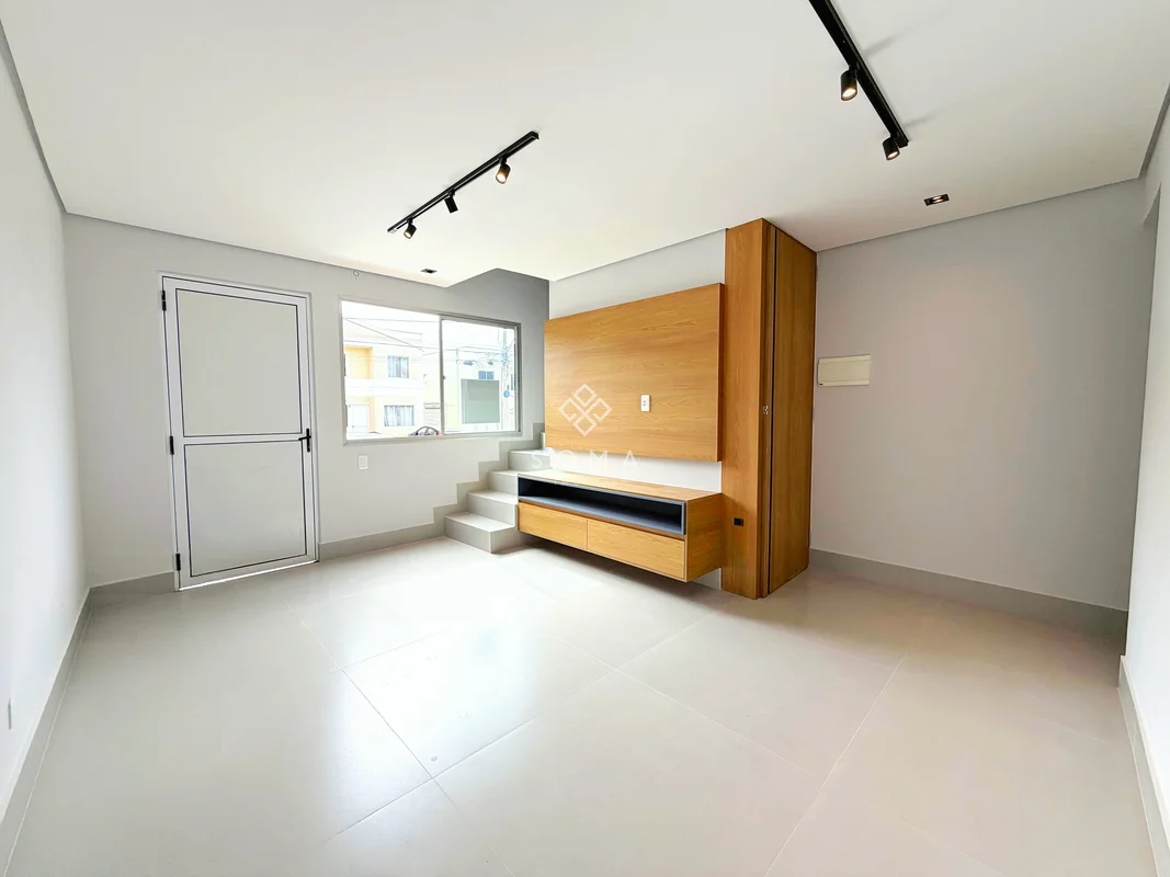 ESPECIFICAÇÕES DA CASA:- Sala ampla para dois ambientes com painel de TV- Cozinh...