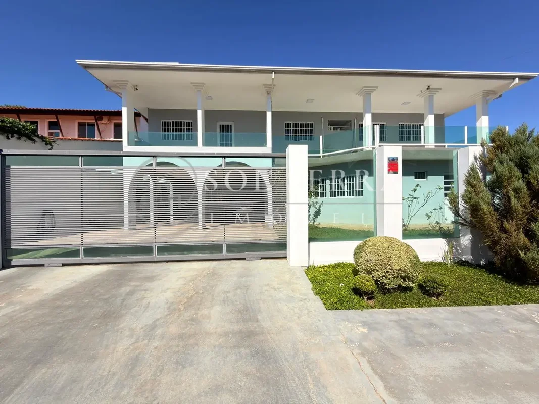 Sol Serra Imóveis Vende Casa Ampla de 2 Pavimentos em Rua Super Tranquila no Lag...