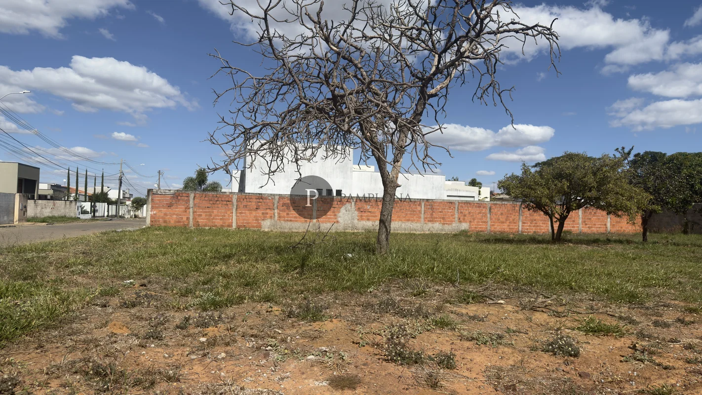 Excelente lote de esquina no Condomínio alto da Boa Vista. Economize na sua cons...
