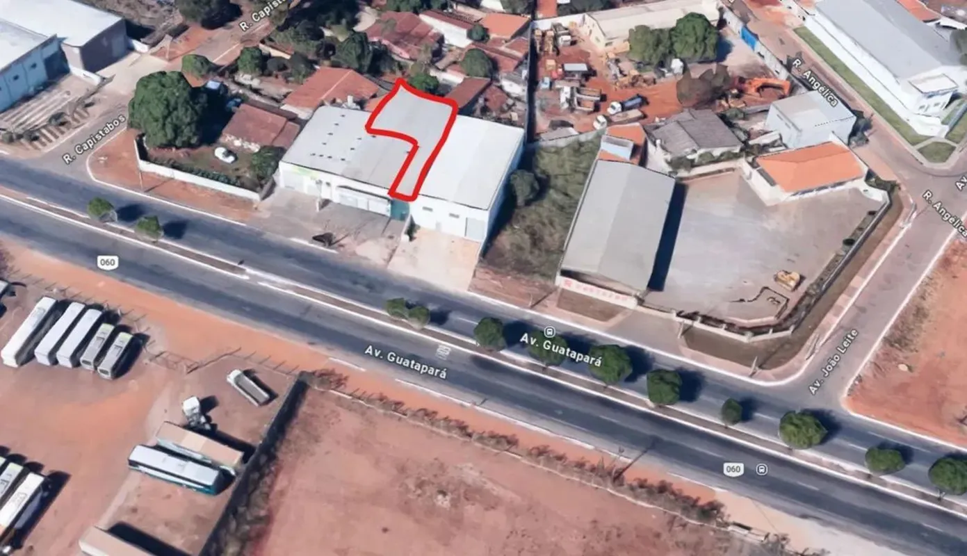 Galpão com aproximadamente 220 m2 de fundos;Pé direito: 6 metros;Não tem quintal...
