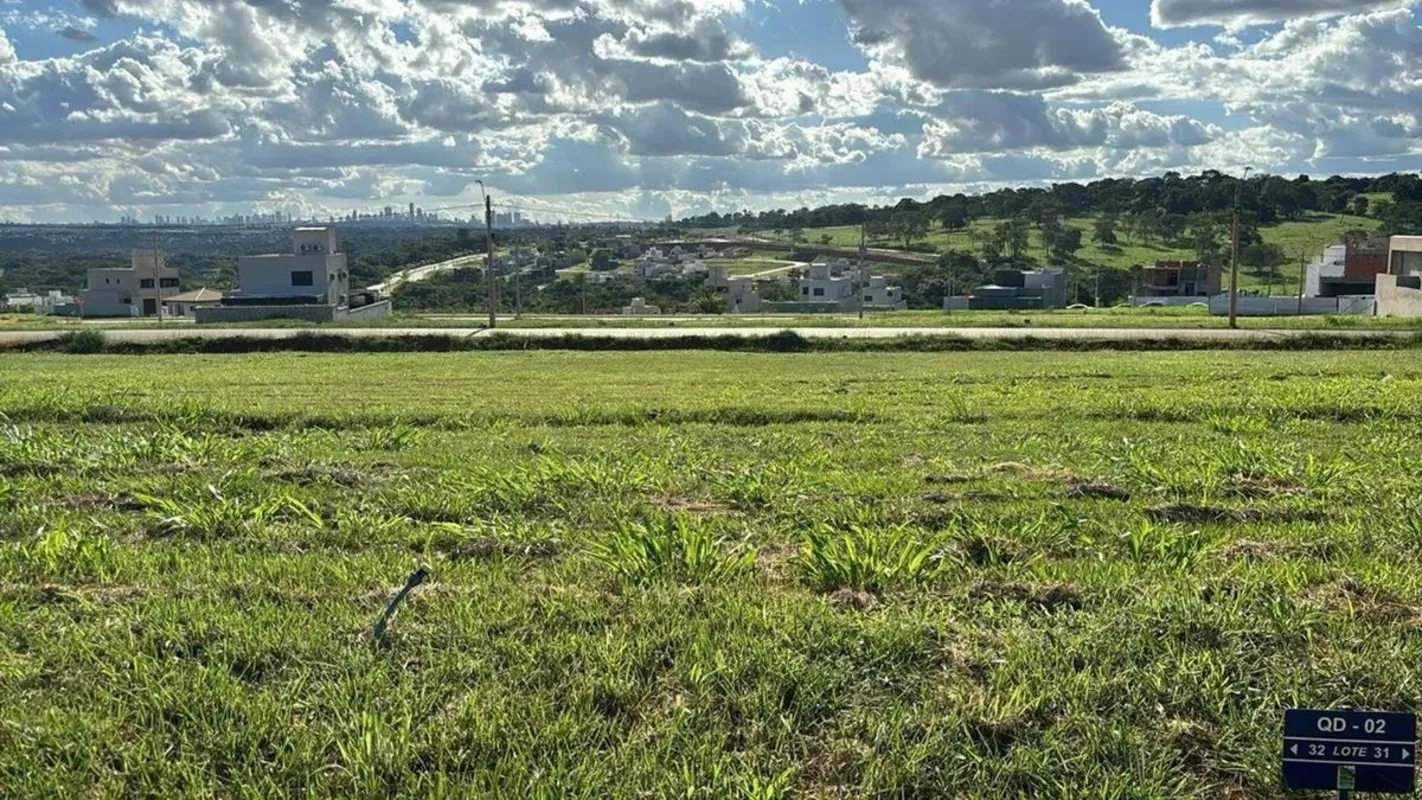 Lote com 270 m² localizado na avenida principal do Jardins Parma — uma das melho...