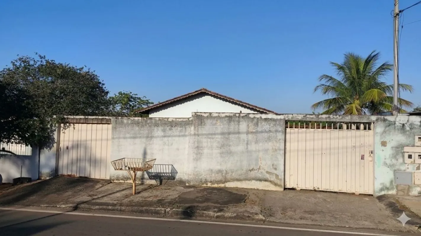 ImÃ³vel composto por um lote com 3 casas construÃ­das, todas com padrÃ£o semelha...