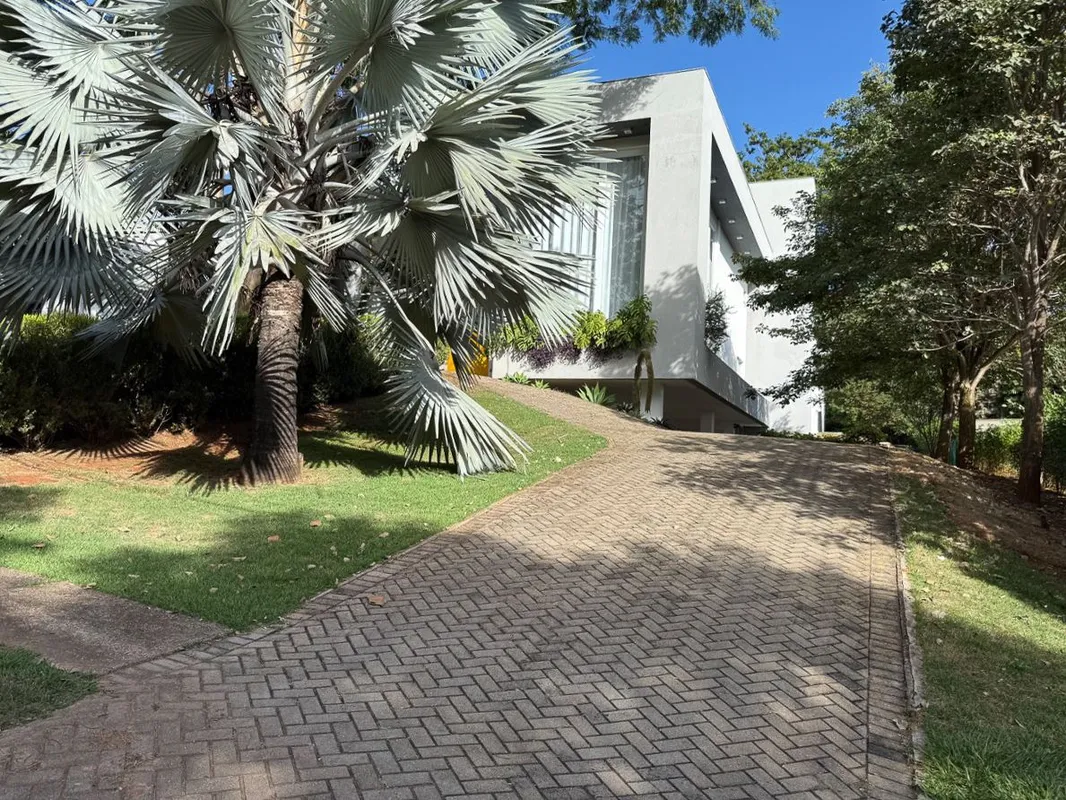 Viva o auge do luxo e da exclusividade no Residencial Aldeia do Vale, um dos con...