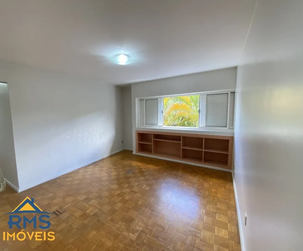SHCES Quadra 1105 Bloco G- 03 Quartos, sendo 01 suíte;- Armários em dois quartos...