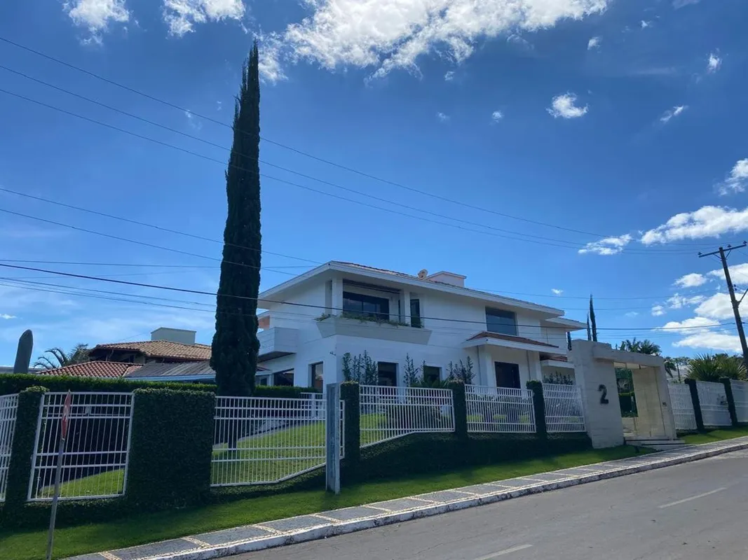 Residência Exclusiva | 630 m² de área construída | Amplo terreno de esquinaExist...