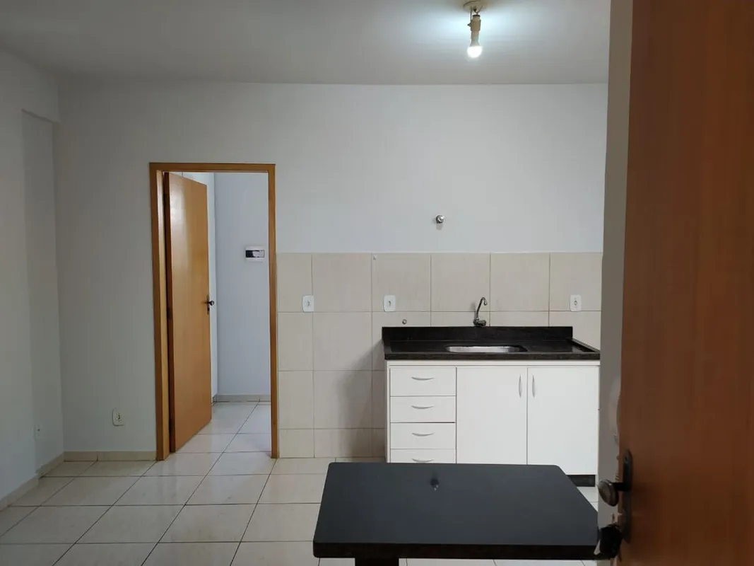 KITNETT COM UM QUARTO SUÍTE COM ARMÁRIO, SALA/COZINHA AMERICANA COM ARMÁRIO ABAI...