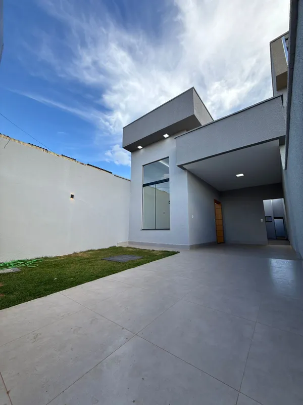 Casa nova à venda3 quartos, sendo 1 suíteBanheiro socialSala com pé-direito dupl...