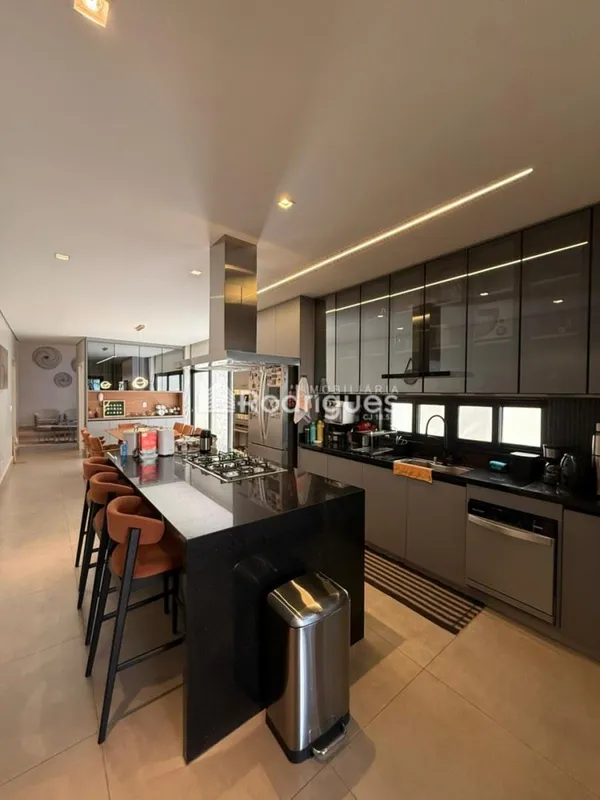 RODRIGUES IMOBILIÁRIA VENDECasa de Alto Padrão com 4 Suítes no Guará ParkAceita ...