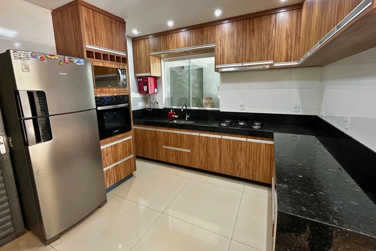 Excelente casa de esquina com uma localização privilegiada no Jardim ABC bairro ...