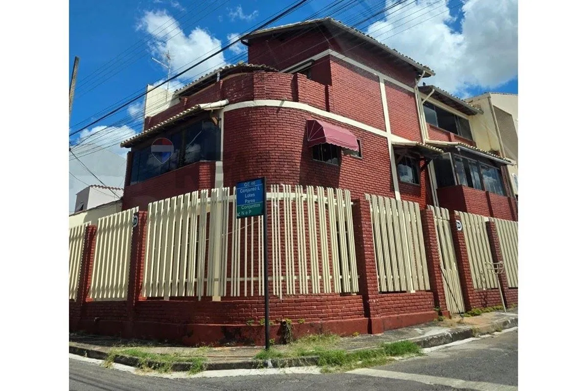 Descubra a casa dos seus sonhos! Localizada em Guará II, no Distrito Federal, es...