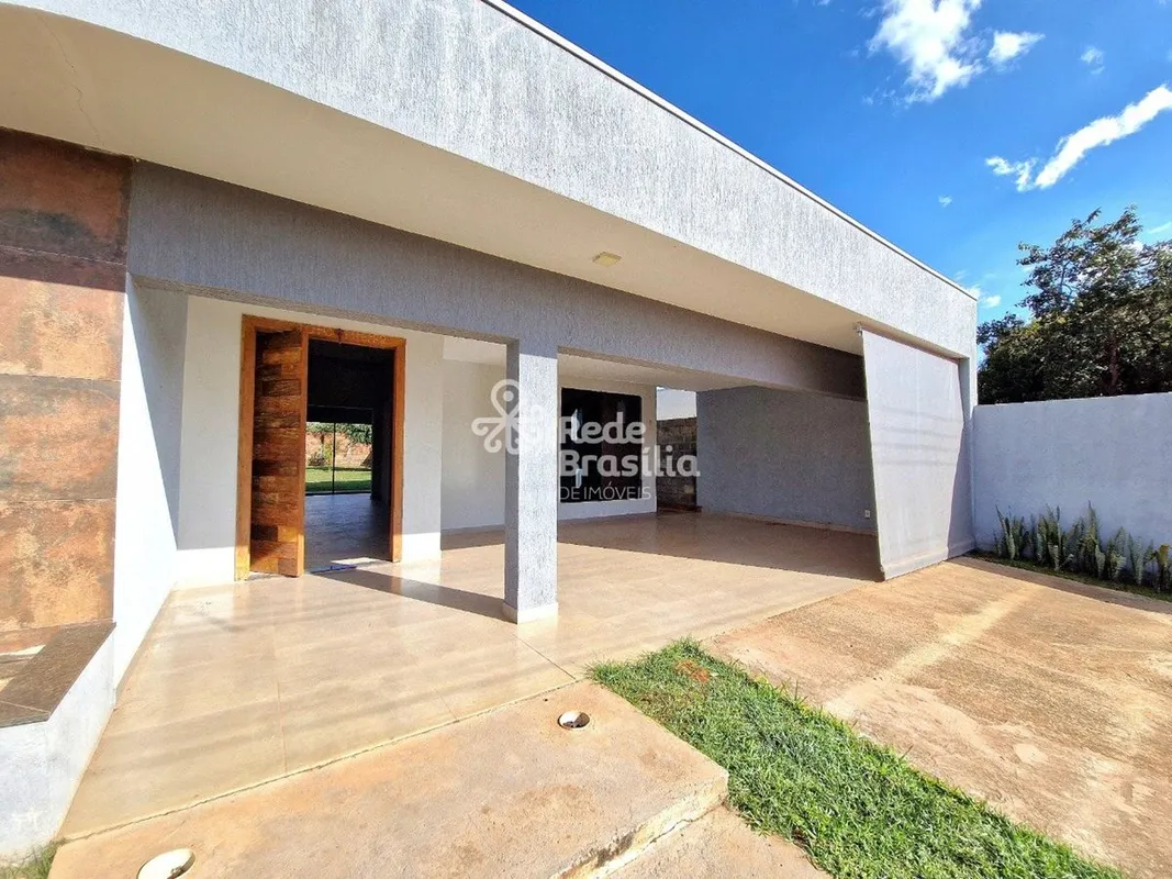 Localizada no Condomínio São Francisco II, esta casa térrea possui 190 m² de áre...