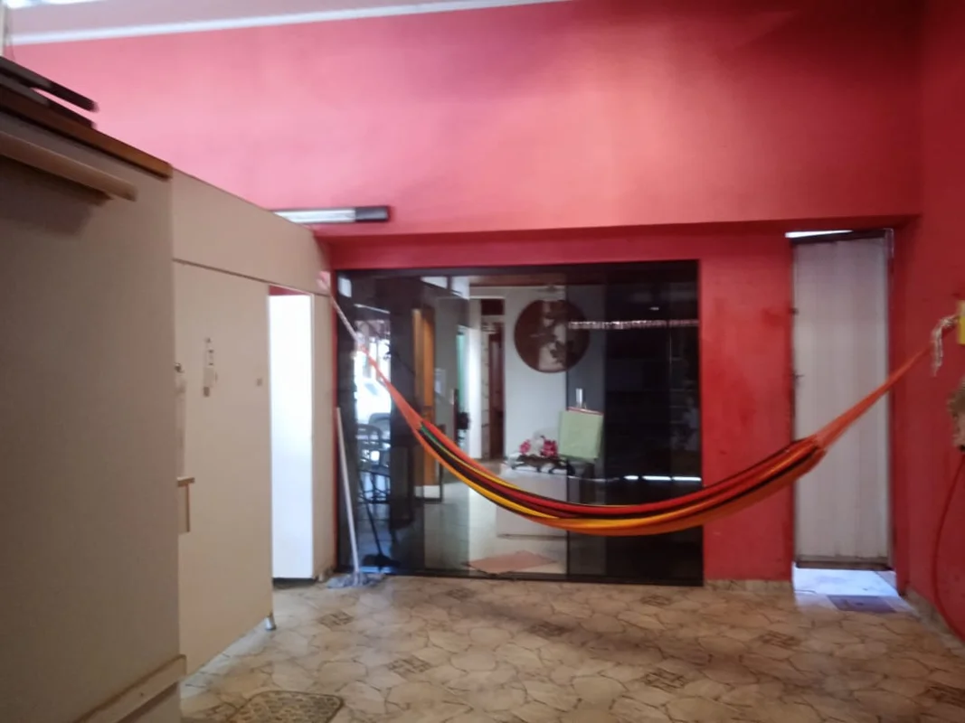 VENDE-SE UM CASA NA QR 514 AVENIDA PRINCIPAL DE SAMAMBAIA!Possui: 03 quartosSala...