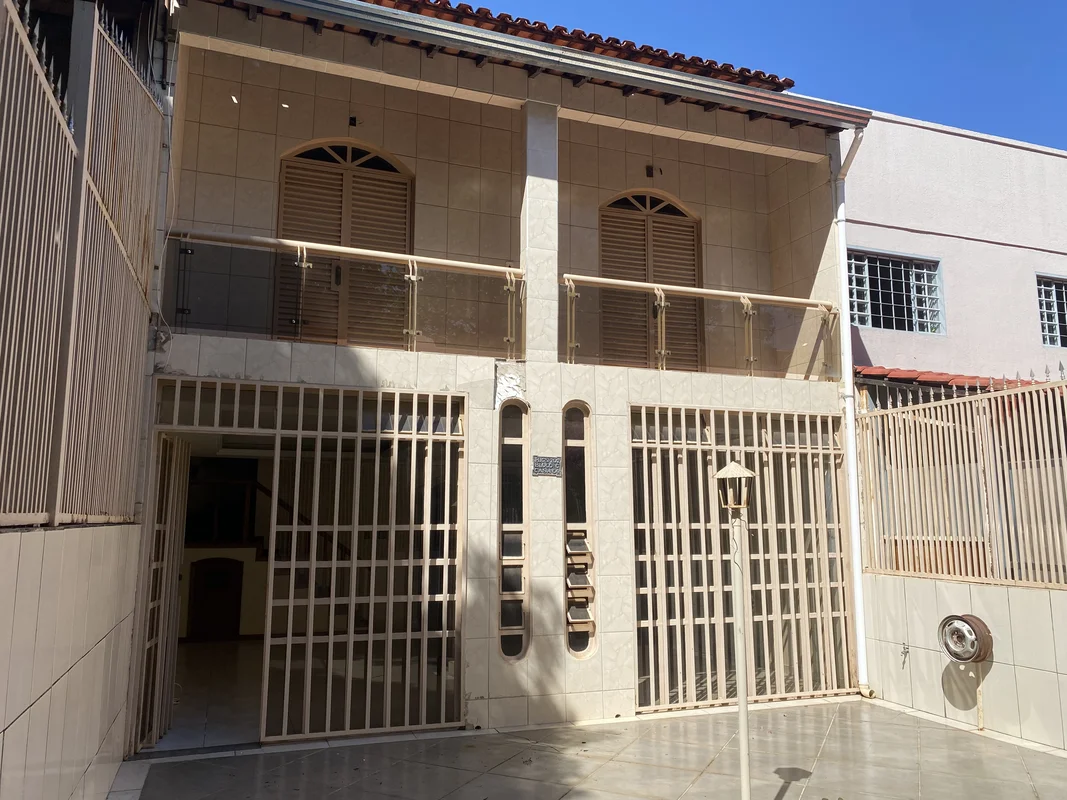 Descubra uma casa na renomada SHIGS 707 Bloco G, na ASA SUL, Brasília. Com 4 dor...