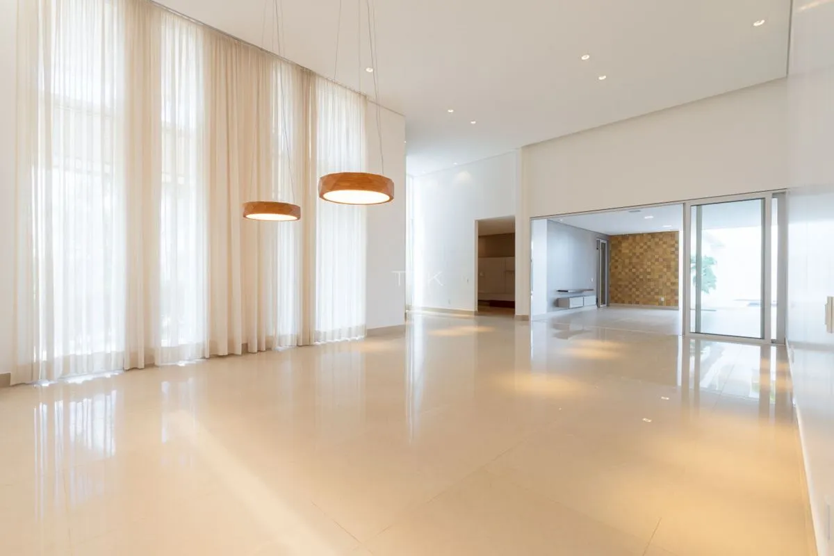 Casa com 6 quartos, sendo 5 suítes, à venda e locações no Cond. Residencial Jard...