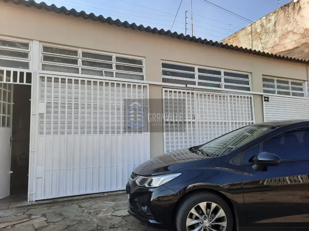 Excelente oportunidade para morar ou investir!Imóvel composto por uma casa princ...