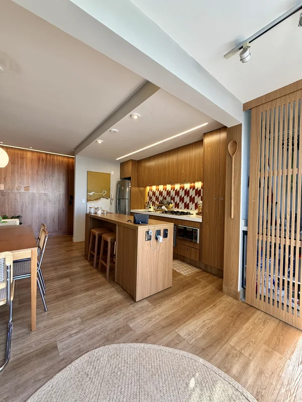 Este apartamento é um convite à tranquilidade em meio à cidade. Com abundância d...