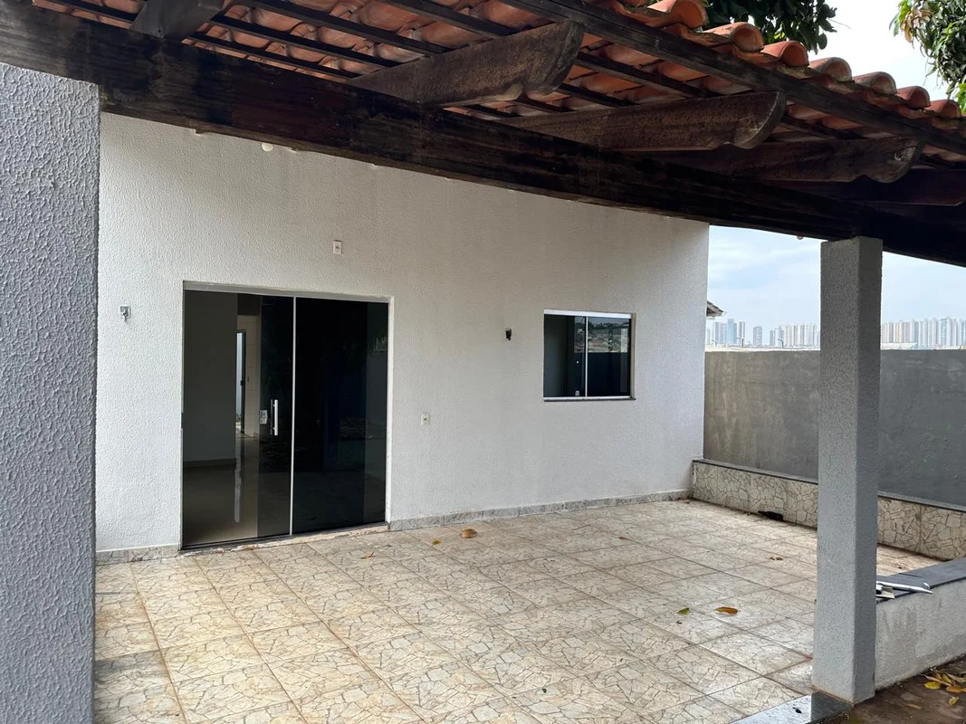 Ofereço a venda casa com as seguintes características localizada na RUA 04 - CHÁ...