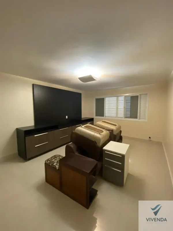 Imagine morar em uma casa espaçosa e bem localizada no coração do Setor Sul, em ...