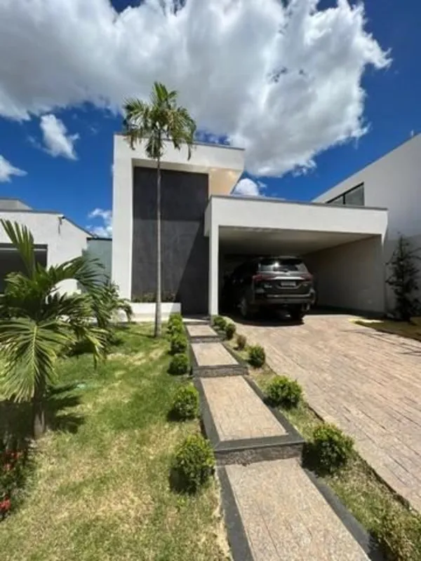 - aproximadamente 386 m² área total - 4 quartos - 3 suítes - sala com pé direito...