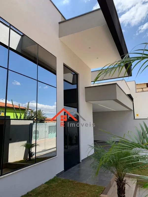  Casa em Arniqueiras; 03 suítes; 05 banheiros; Sala de estar; Cozinha; Área de s...