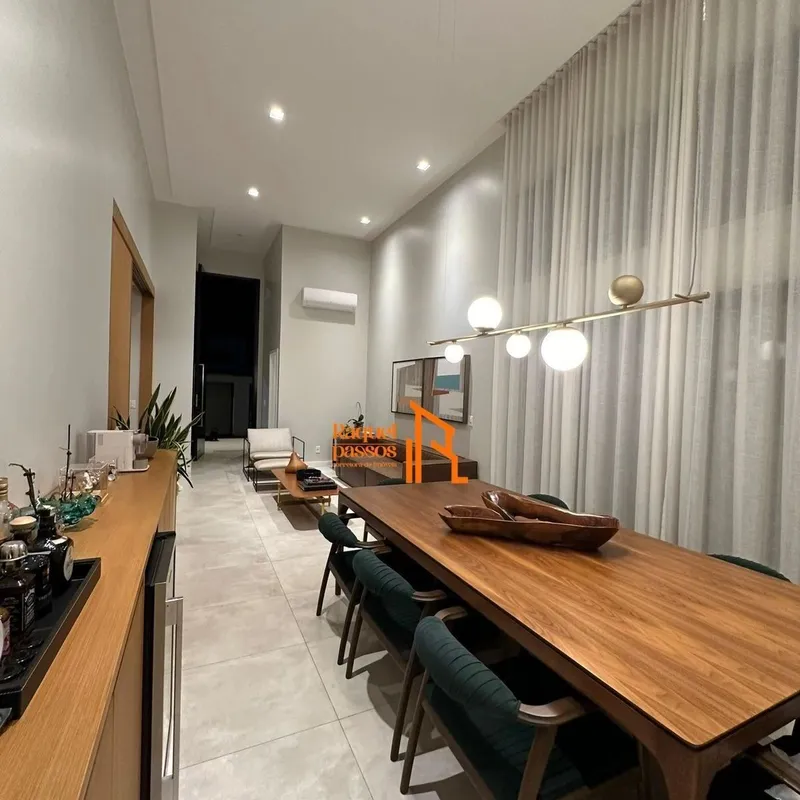 - Casa de Alto Padrão em condomínio - Localizada em Arniqueira, no Conjunto 4 - ...
