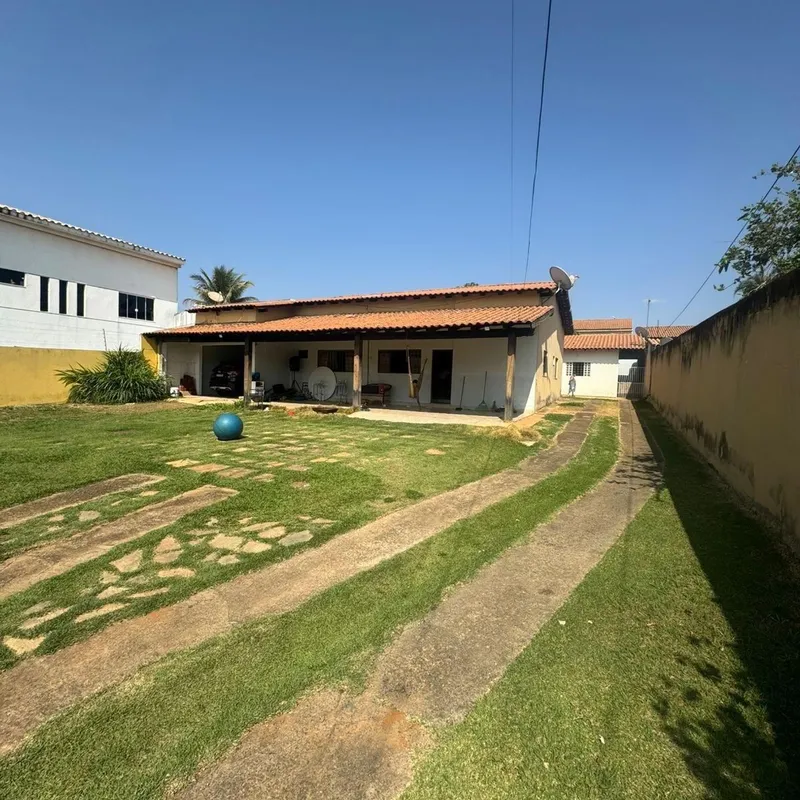 - Lote de 898 m² com 20 m² de frente (não pode dividir) - tem duas casas simples...