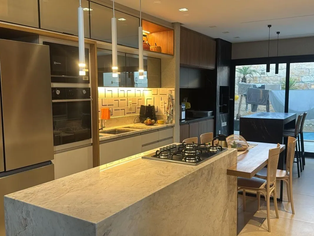 Investimento: R$ 1.570.000,00 Metragem: Área útil: 228m² Área total: 300m² Imóve...