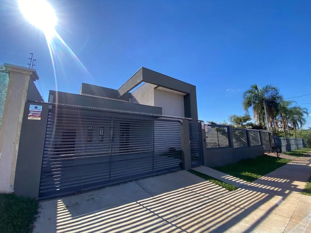 Casa super espaçosa composta por:•Fachada moderna e imponente;•Garagem coberta p...