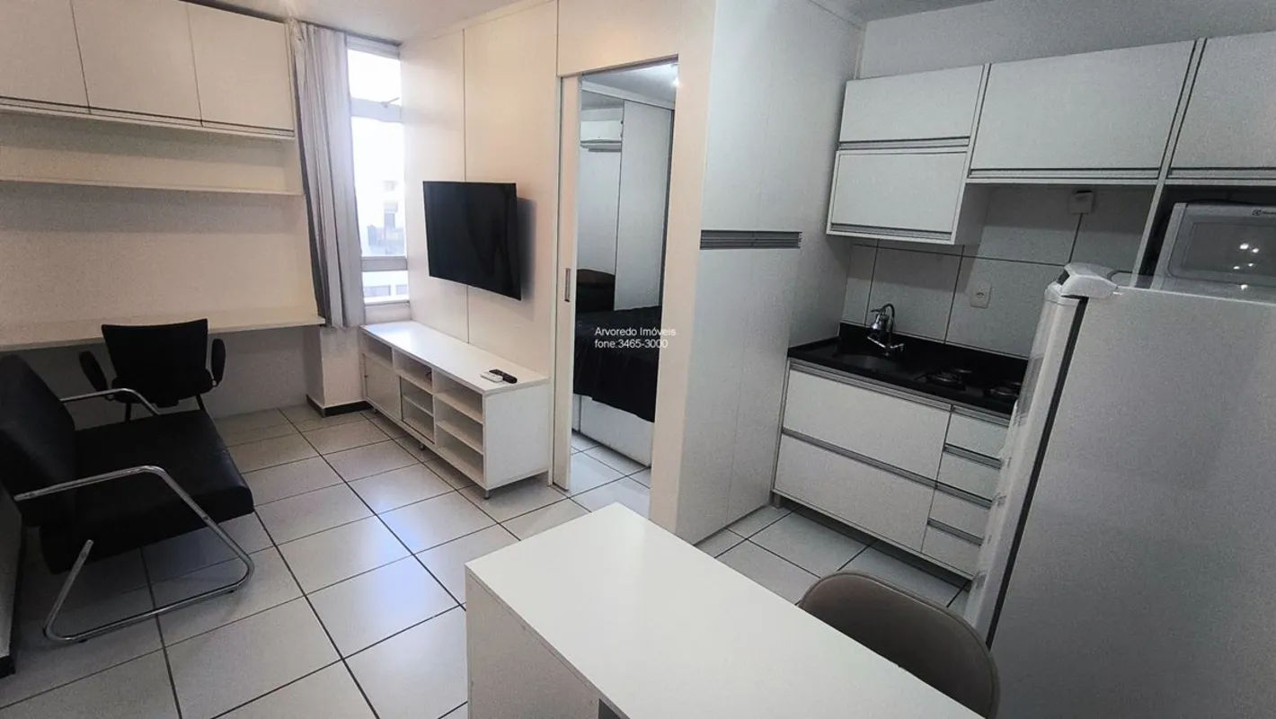CRECI/DF 21.409Arvoredo Imóveis aluga linda Kit mobiliada no Ed. Parkstudios com...
