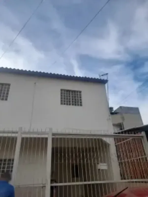 Vendo sobrado na Qd.406 do Recanto das Emas com cinco quartos, três banheiros, g...