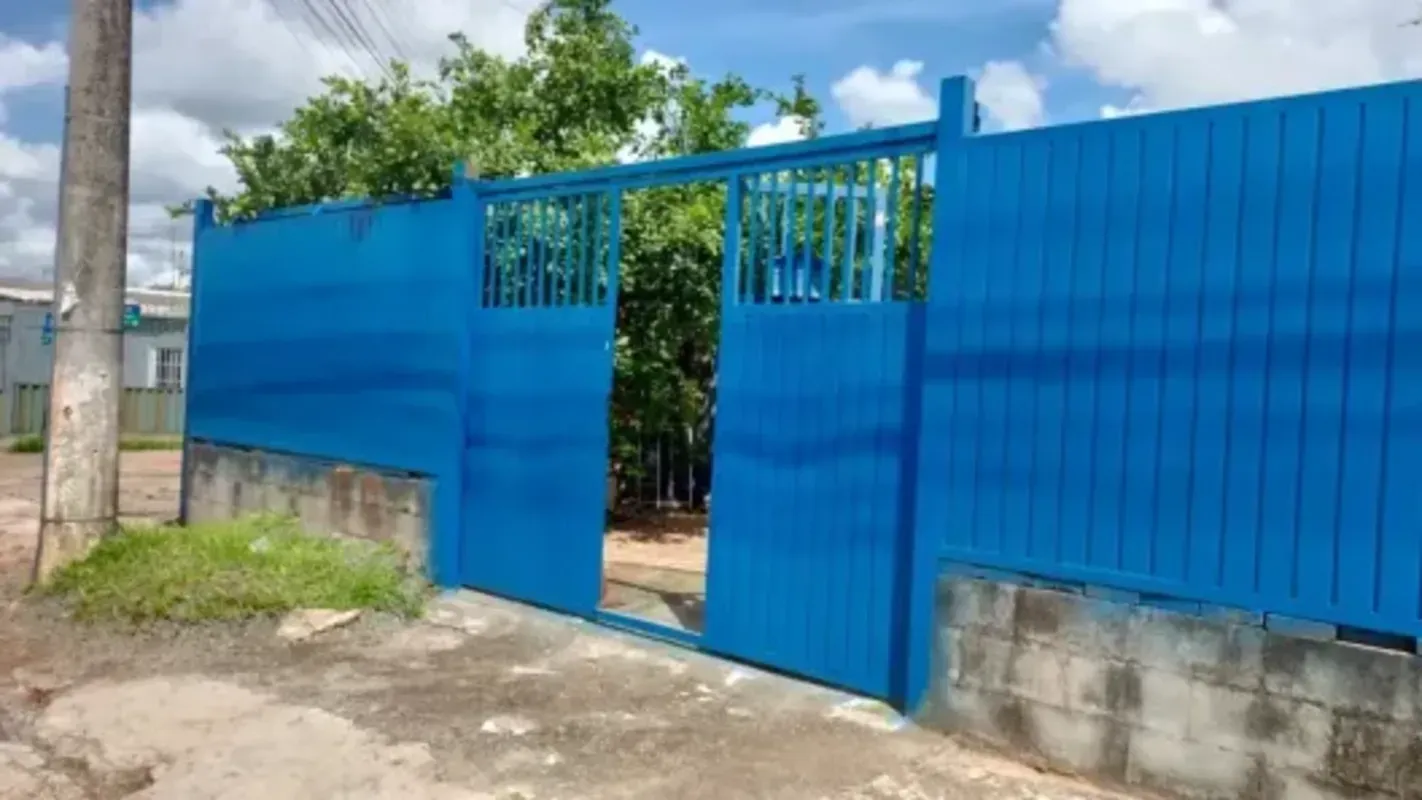 Vendo Lote com duas casas na QR 305 de Samambaia Sul, uma com três quartos, cozi...