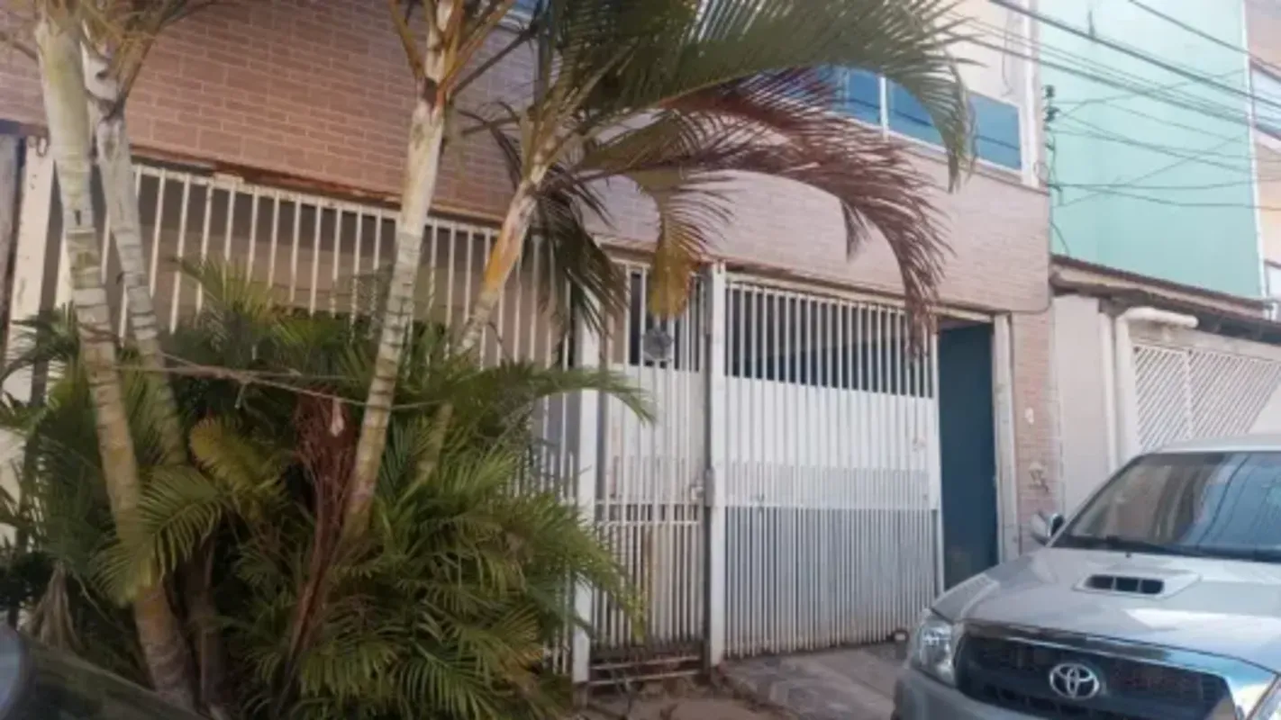 Vendo sobrado no Riacho Fundo II com 3 quartos sendo 1 suíte, banheiro social e ...