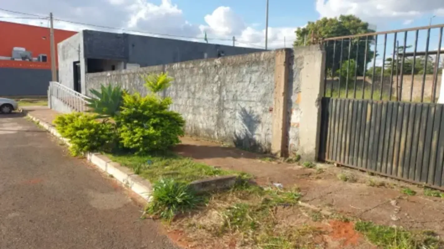 Vendo lote comercial com 592 m² escriturado com galpão de 100 m² ao lado do Atac...